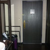 黒くてシック　板張りの床