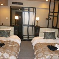 たたみにベッド。灯りも細かに調節できます。