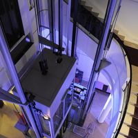 エレベーターと階段