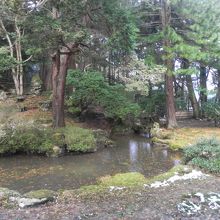庭園・鎌倉時代の様式、平庭には心字池を配してあります。