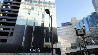 駅から地下街を通って行けます。