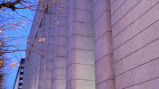 重厚で威厳のあるビル