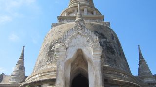 ３基の美しい仏塔と青空がきれい！