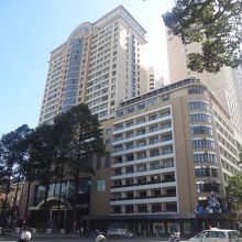 右側の低いところがバーです。