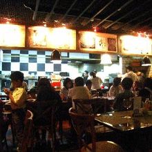 オープンキッチンのカジュアルな店内。家族連れが多かったです
