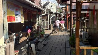 古めかしい水上家屋