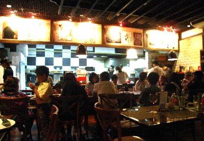 カジュアルなイタリアンの店。ピッツア、パスタのメニューはすごい種類