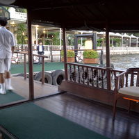 対岸からホテルの無料ボートで到着