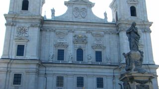 白い綺麗な大聖堂