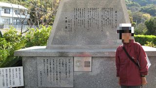 森進一さんの声で“おふくろさん”の曲が流れます