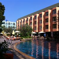 朝食はプールサイドでいただけます。