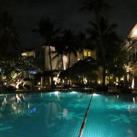 夜のライトアップされたプールエリア