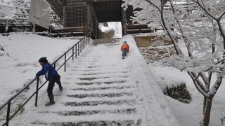 雪の山寺