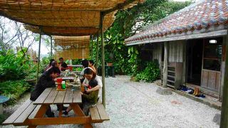 歯ごたえしっかりの沖縄そばがうまい