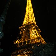 【昼と夜】パリの象徴エッフェル塔