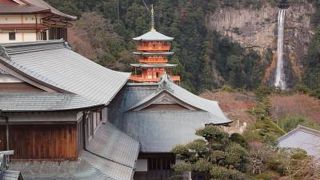 那智の滝を背景に