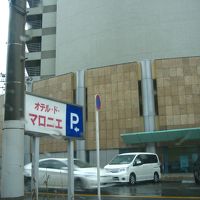 海岸沿い、向かい側に駐車場があります