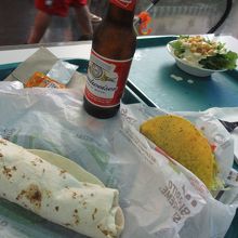 右後ろの方に写っているのがシーザーサラダです