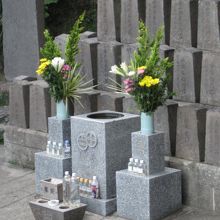 今でも花を供える人が絶えない様子