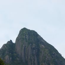 花崗岩が突出した山