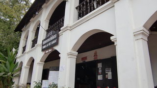 ラオス料理を町を眺めながら