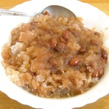 氷とぜんざいを混ぜて頂きます。