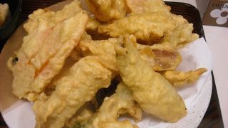 沖縄料理を食堂で味わう。