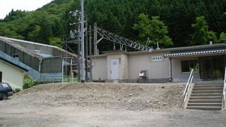 道の脇にひっそりとある駅です。