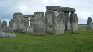 平原にでかい岩が・・・