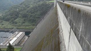 秘境に突然現れる立派なダムです。観光客向け施設も充実しています。