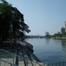 両側には高層マンションが・・・・