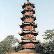 龍華寺のシンポルは道の向こうにある龍華塔、