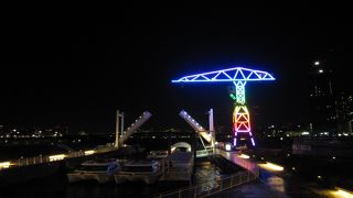 ドックのクレーンに照らされた灯り