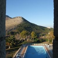 夏なら素晴らしい景色を眺めながら、プールでリラックスできます