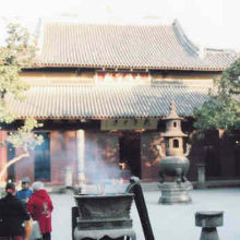 中に入ったらまず線香に火をつけ両手に挟む