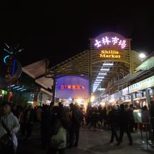 士林美食街は地下一階、左の通りに有名店が出店