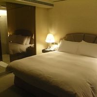 デラックスダブルの寝室はキングサイズベッドで広々。