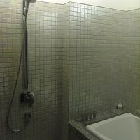 バスタブ横にシャワースペース、洗面所とはガラスの仕切りで快適