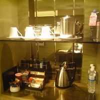 コーヒー類は無料。ボトル水（人数分）は毎日無料で補充あり。