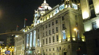 スエズ以東最高の建築と賛嘆された百亜のドームを頂く壮麗な新古典主義建築。