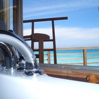 水上コテージはバスルームから海が見えて最高！