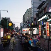 グルメ屋台が沢山ある夜市