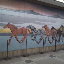 空港内にある備前焼のレリーフ