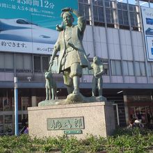 岡山駅前には、地元のヒーローが！