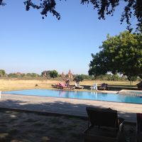 ホテルのプール。自然の中に現れます