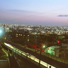 石切駅南側、高台から駅と奈良線、遠くに東大阪市の夜景。