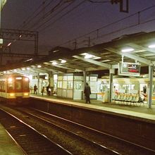 石切駅ホーム。阪神の車両と近鉄車の奈良行き急行。