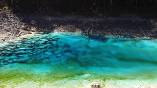 一番奥にある、透き通ったブルーの池