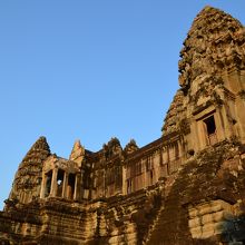 夕日に染まる中央塔