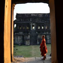 夕日に染まる坊さん